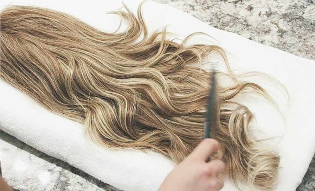 Как сохранить вьющиеся парики увлажненными?