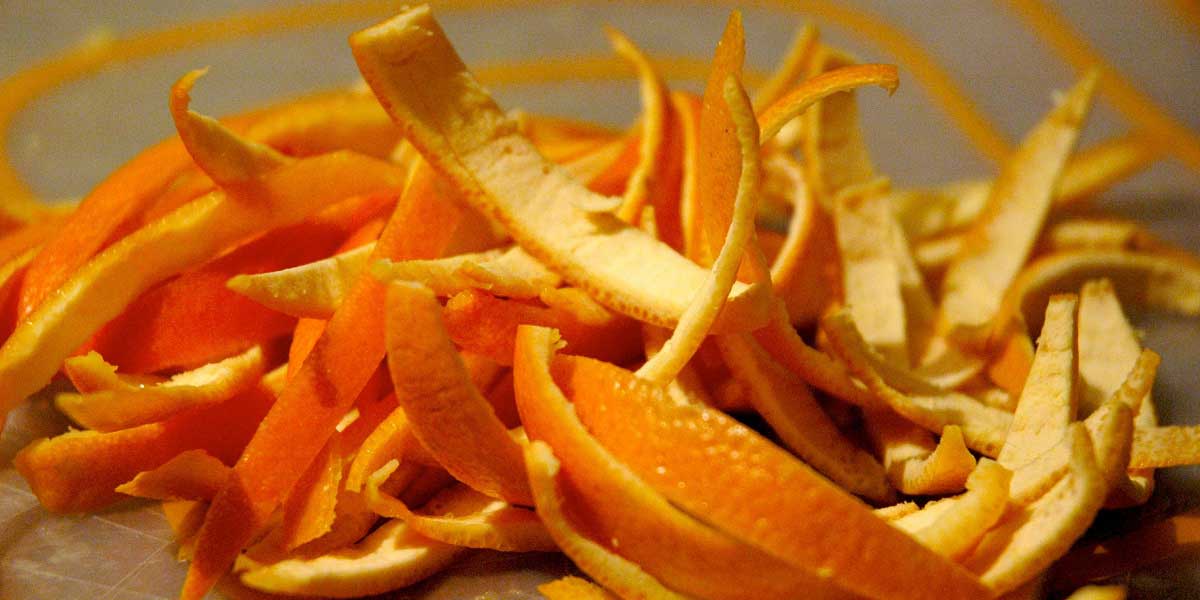 Как отбелить ногти с помощью апельсиновой корки?