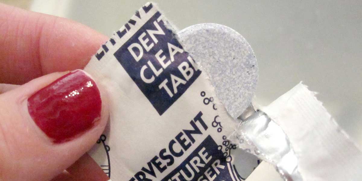 Как отбелить ногти таблетками для чистки зубных протезов?