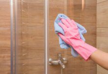 The best solutions to help you clean your shower stall. You only need a few ingredients