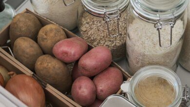 The best place to store potatoes without seedlings. Bonus: Signs That Can't Be Consumed