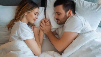 Скандинавский метод сна.  Эксперты говорят, что это помогает парам лучше спать