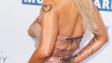 Karol G almost naked on the red carpet of the Billboard Awards 2023. She wore a “wet” dress.