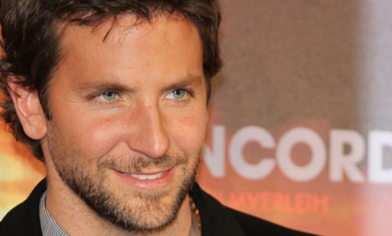 Bradley Cooper, fast food restaurant salesman in New York. A complete surprise for customers. VIDEO
