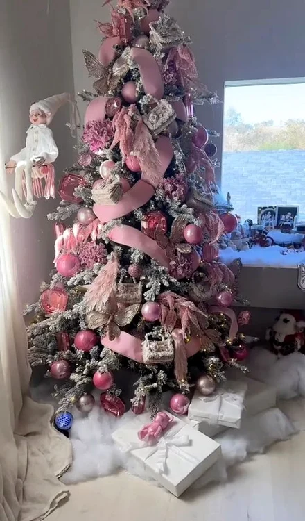 Kim Kardashian also has a pink Christmas tree (Photo: Insta)