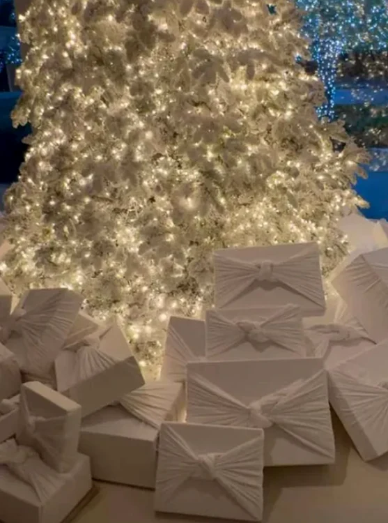 This is how Kim Kardashian wrapped gifts under the Christmas tree (Photo: Instagram)