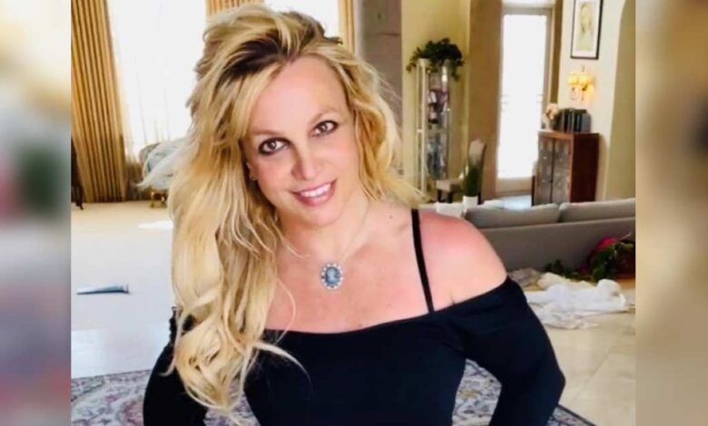 Britney Spears in a swimsuit on Christmas Eve! She ran away on holiday with a mystery man