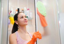 Как почистить стеклянные душевые двери без химии
