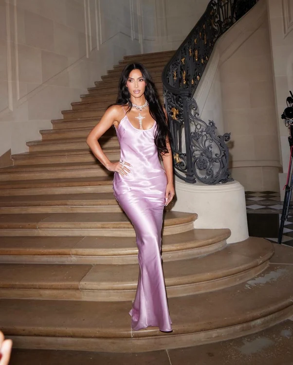 Ким Кардашьян в фиолетовом платье