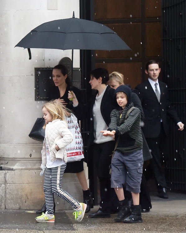 У Анджелины Джоли и детей есть постоянная женщина, которая носит их зонтик (Фото: Profimedia)