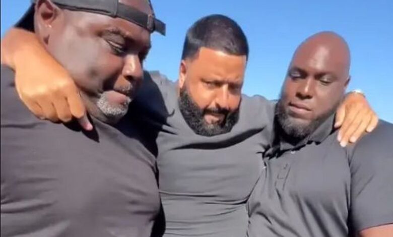 DJ Khaled, carried by bodyguards to avoid getting his sneakers dirty: “Thank you, my brothers!”