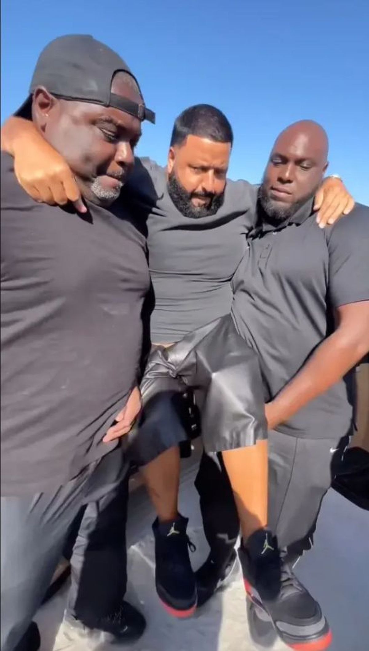 DJ Khaled, carried by bodyguards to avoid getting his sneakers dirty: “Thank you, my brothers!” 