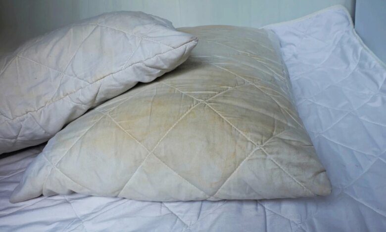 How to restore whiteness to pillows. A method to get rid of yellow spots!