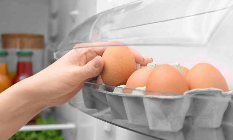 Вы кладете яйца на дверцу холодильника?  Это ошибка.  Вот почему!